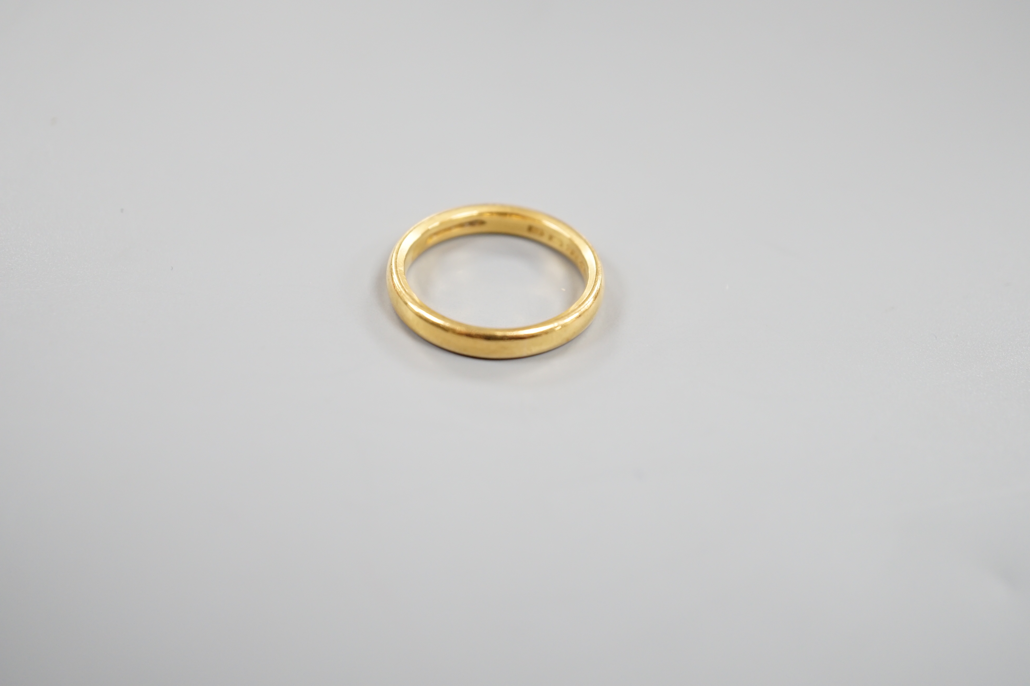 A 22ct gold wedding band, size O